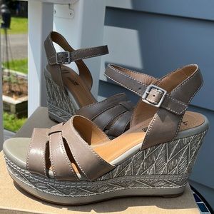 Clarks Zia Noble Sage Leather wedge sandals